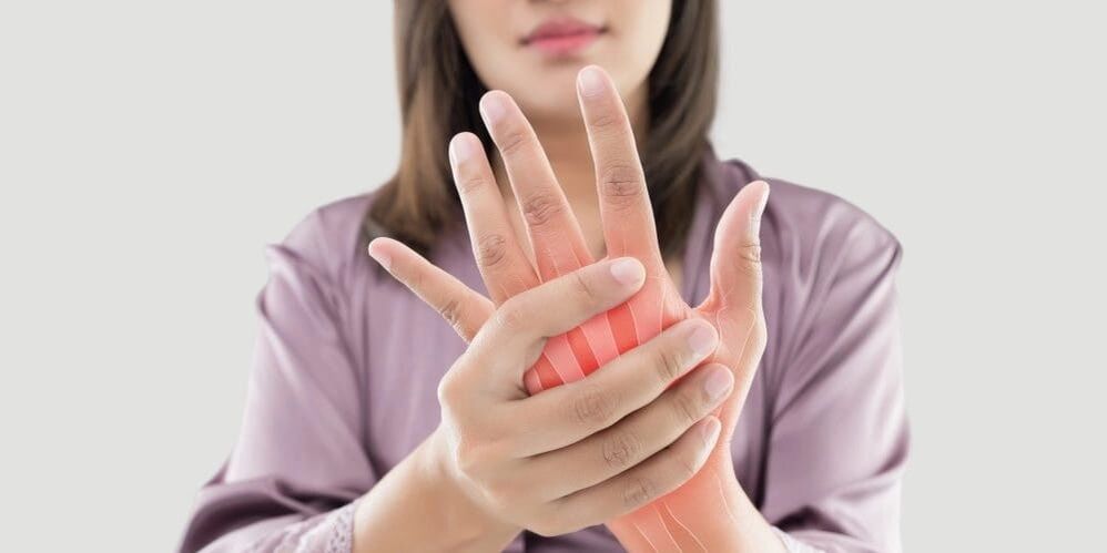 Une rougeur de la peau et une douleur accrue dans les articulations des doigts sont des symptômes de la polyarthrite rhumatoïde.