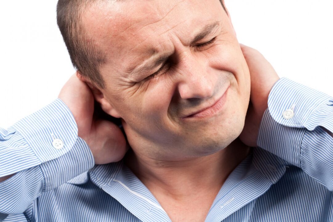 Le cou d'un homme fait mal à cause de l'ostéochondrose.